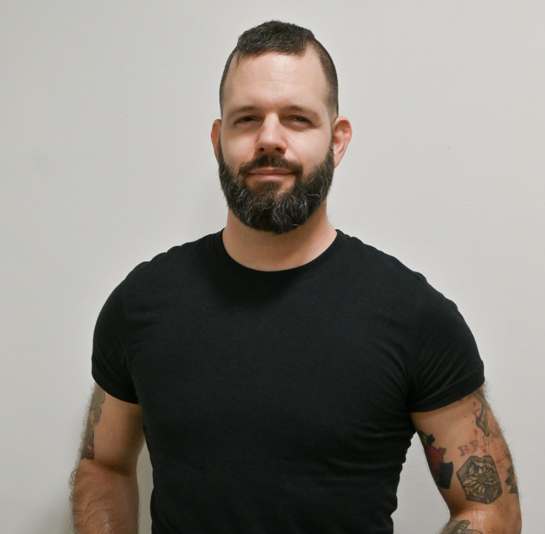 Kaufmann Gergely, profi svédmasszőr, aki angolul is beszél, fekete pólót visel, és mosolygós. Foglalj időpontot hozzá masszázsra a Pressure Point Masszázsszalonba!