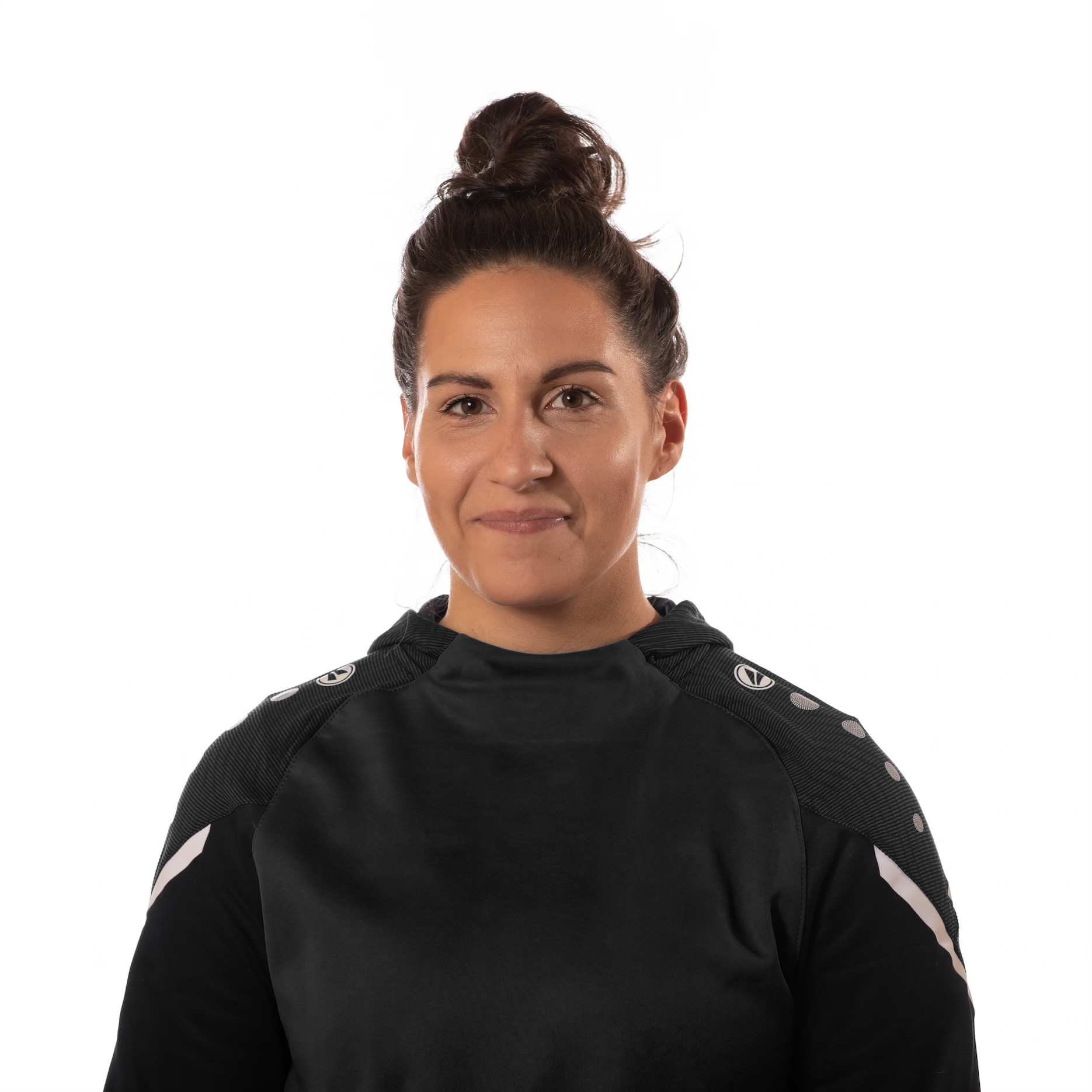 Rónai Alexandra profi svédmasszőr, aki angolul is beszél, fekete melegítőt visel, és mosolygós. Foglalj időpontot hozzá masszázsra a Pressure Point Masszázsszalonba!