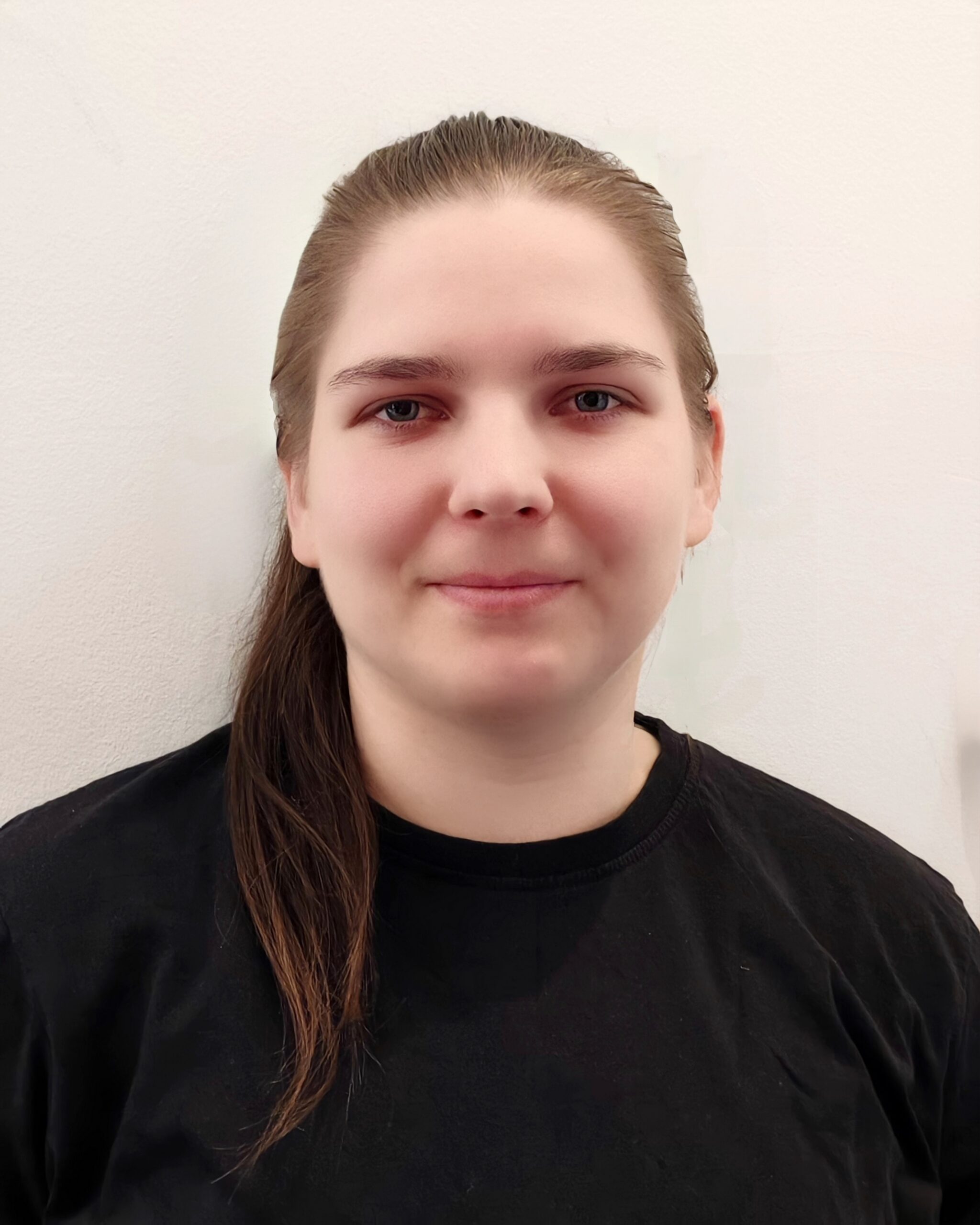 Kerekes Eszter profi svédmasszőr, aki angolul is beszél, fekete pólót visel. Foglalj időpontot hozzá masszázsra a Pressure Point Masszázsszalonba!