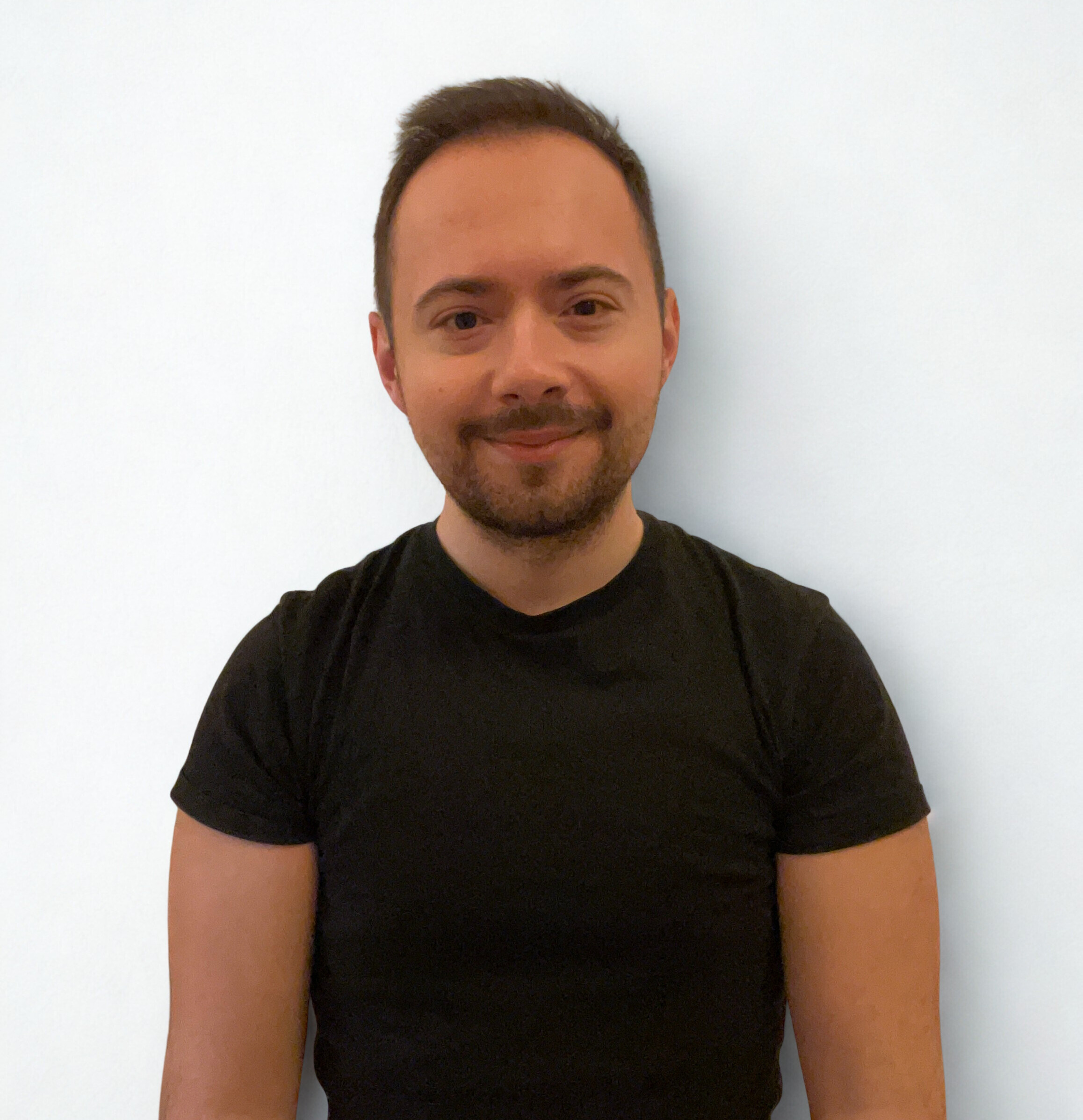 Dihel Dávid profi svédmasszőr, aki angolul is beszél, fekete pólót visel, és mosolygós. Foglalj időpontot hozzá masszázsra a Pressure Point Masszázsszalonba!