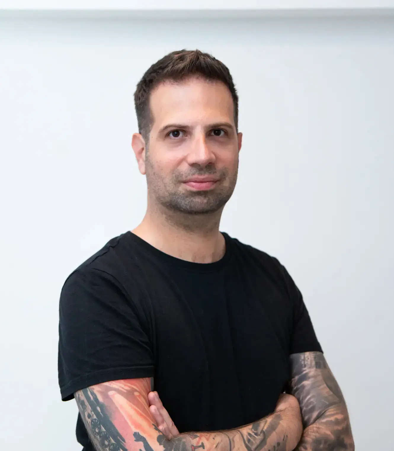 Faragó István "Sztivi", profi svédmasszőr, aki angolul is beszél, fekete pólót visel, és karbatett kézzel áll. Foglalj időpontot hozzá masszázsra a Pressure Point Masszázsszalonba!